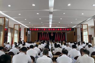 很亲切嘛！马宁在南京体育学院授课，讲解纪律处罚